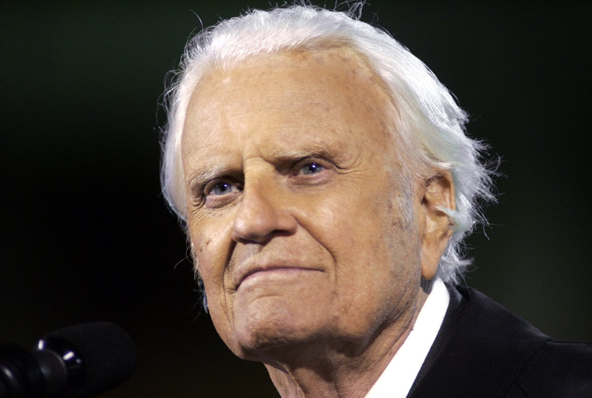 En esta foto de archivo tomada el 7 de octubre deL 2004, Billy Graham habla a la multitud en una noche lluviosa en Kansas City, Missouri.(Foto Prensa Libre:AFP).