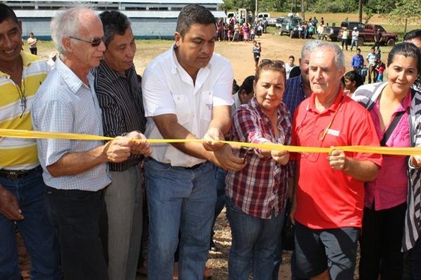 Altruistas canadienses, maestros y autoridades municipales, durante inauguración. (Foto Prensa Libre: Walfredo Obando)