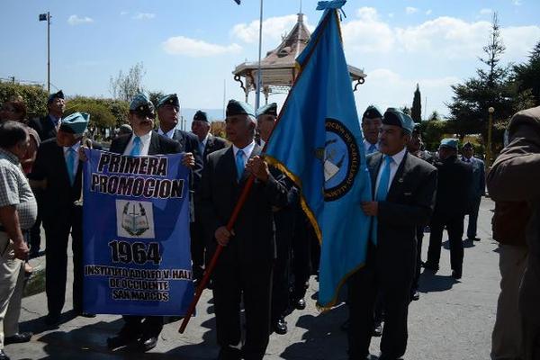 La primera promoción de 1964 participa en el desfile. (Foto Prensa Libre: Aroldo Marroquín)<br _mce_bogus="1"/>