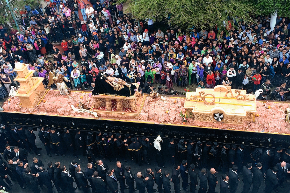 Procesión del Santo Entierro de la Catedral recorre calles de Cobán. (Foto Prensa Libre: E. Sam)