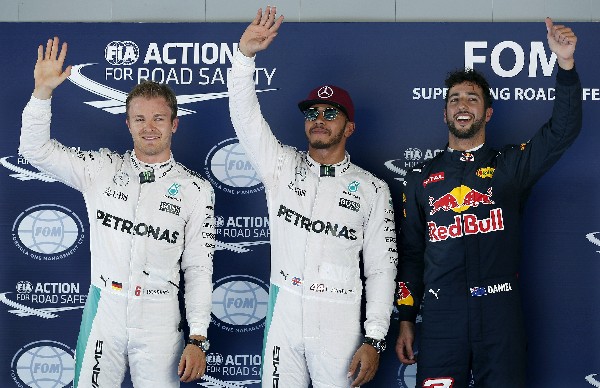 Lewis Hamilton -centro-, Nico Rosberg -izquierda- y Daniel Ricciardo -derecha-, dominaron la pole. (Foto Prensa Libre: AFP).
