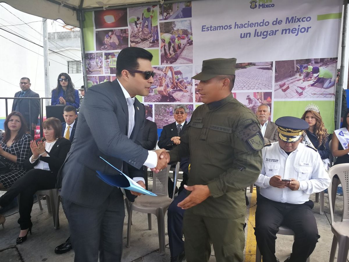 Neto Bran, alcalde de Mixco, saluda a un soldado, durante la celebración del Día del Ejército. (Foto Prensa Libre: Óscar Felipe)