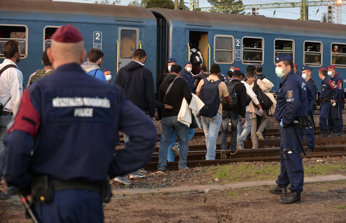 <em><span class="hps">Migrantes</span> <span class="hps">que cruzaron la frontera</span> <span class="hps">de Croacia</span> <span class="hps">son custodiadas por</span><span class="hps"> la Policía</span> <span class="hps">húngara</span><span>. (Foto Prensa Libre:AFP).</span></em>