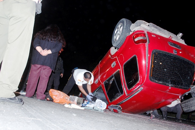 El automóvil quedó con las llantas hacia arriba luego de haber dado varias volteretas en la cinta asfáltica. (Foto Prensa Libre: Víctor Chamalé)