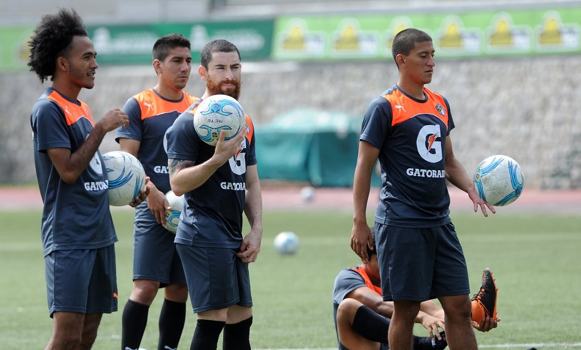 Jugadores albos, tras la práctica de este martes. (Foto Prensa Libre: Óscar Felipe Q.)