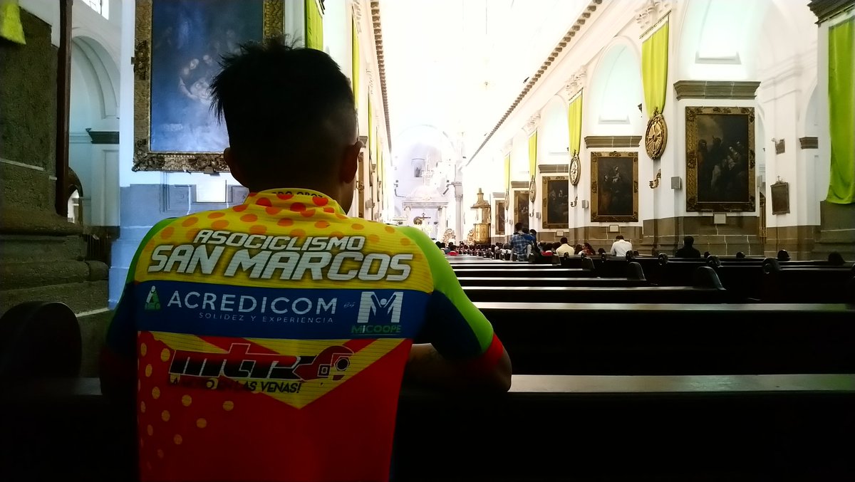 Los ciclistas de la Asociación de San Marcos se encomendaron a Dios antes del inicio de la competencia.