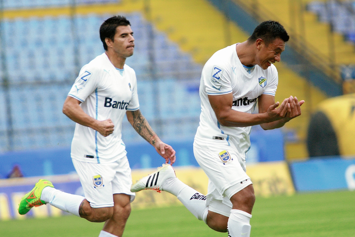 Carlos Castrillo (Derecha) festeja el primer gol albo ante la Universidad SC. (Foto Prensa Libre: Jesús Cuque).