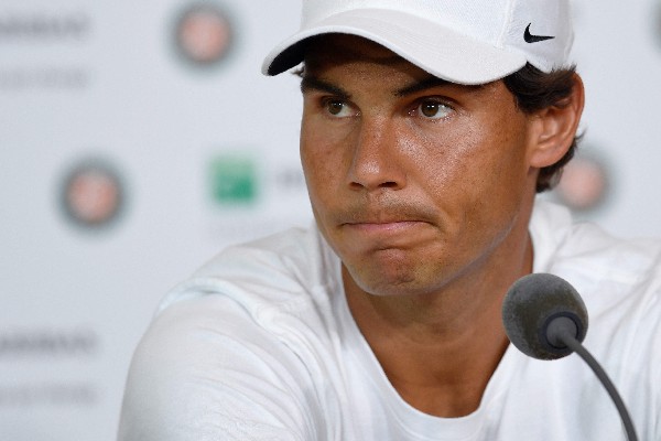 El tenista español Rafael Nadal no pudo continuar en Roland Garros por una lesión. (Foto Prensa Libre: AFP)