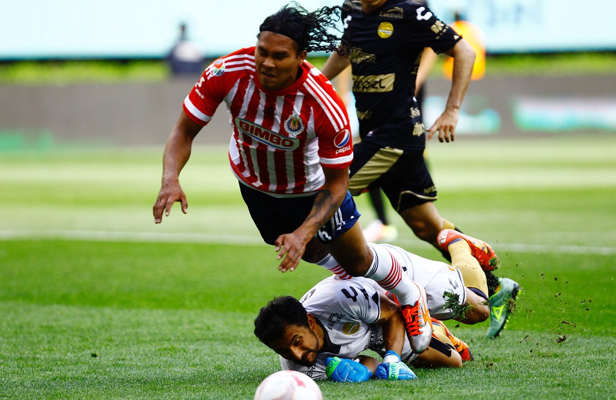 Chivas se impone a dorados y clasifica a los cuartos de final en el clausura mexicano. (Foto Prensa Libre: AFP)