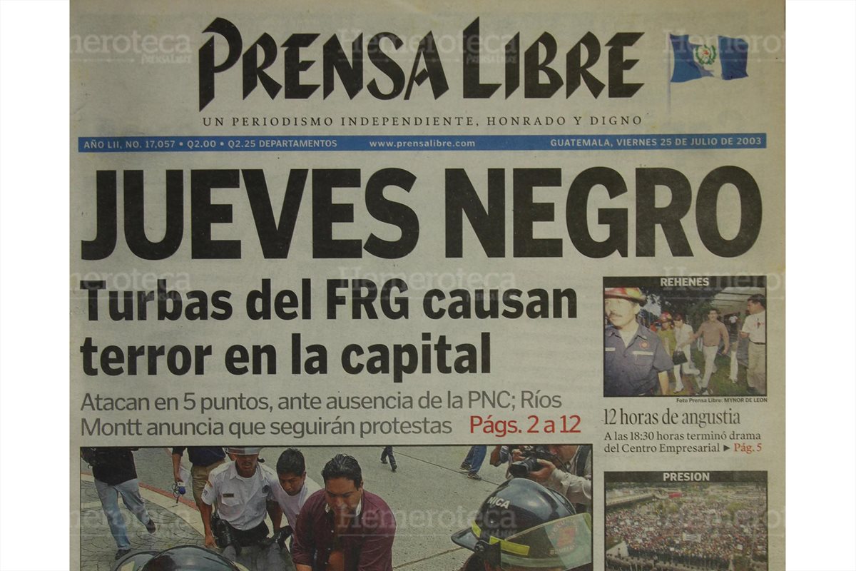 Jueves Negro, turbas exigieran la inscripción de Ríos Montt. Portada del 25/07/2003. (Foto: Hemeroteca PL)