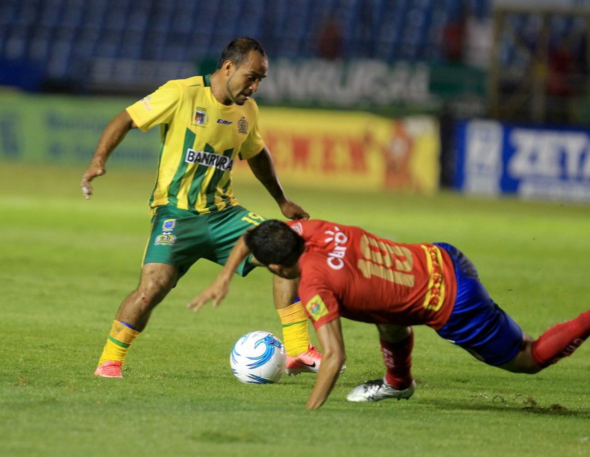 Guastatoya tuvo una dura pelea en el medio campo.