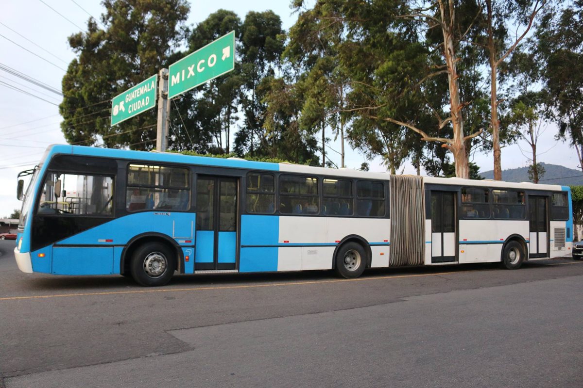 Los 10 autobuses que integrarán el Express Roosevelt circularán en la mañana, en recorridos de prueba en la calzada Roosevelt. Cada unidad cuesta US$20 mil. (Foto: municipalidad de Mixco)