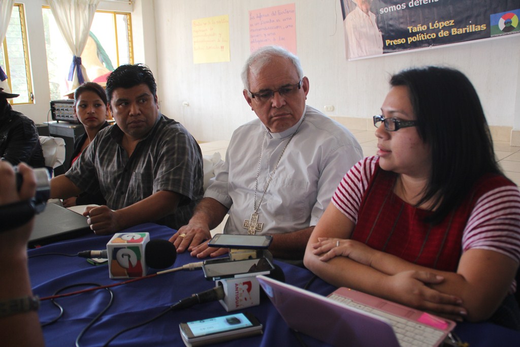 El obispo Álvaro Ramazzini y representantes del Consejo de Pueblos de Occidente, durante conferencia en la ciudad de Huehuetenango. (Foto Prensa Libre: Mike Castillo).