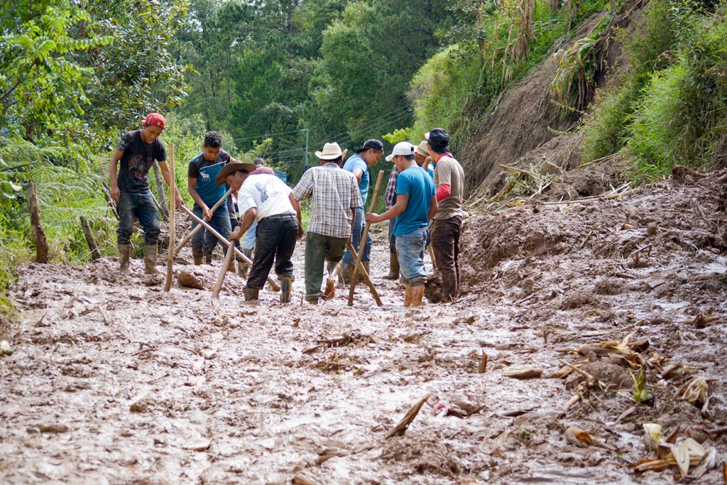 Un grupo de vecinos limpiaron el camino que conduce a la aldea Tres Cruces, Cubulco, Baja Verapaz. (Foto Prensa Libre: Carlos Grave).