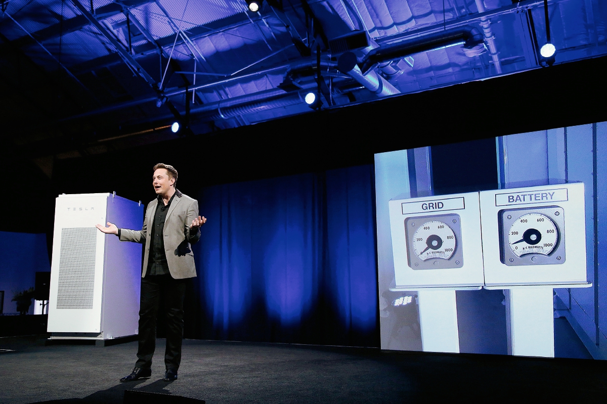 La Tesla Powerwall puede almacenar energía de paneles solares, de la red eléctrica en la noche proveer un respaldo seguro en caso de un corte de energía. (Foto prensa Libre: EFE)