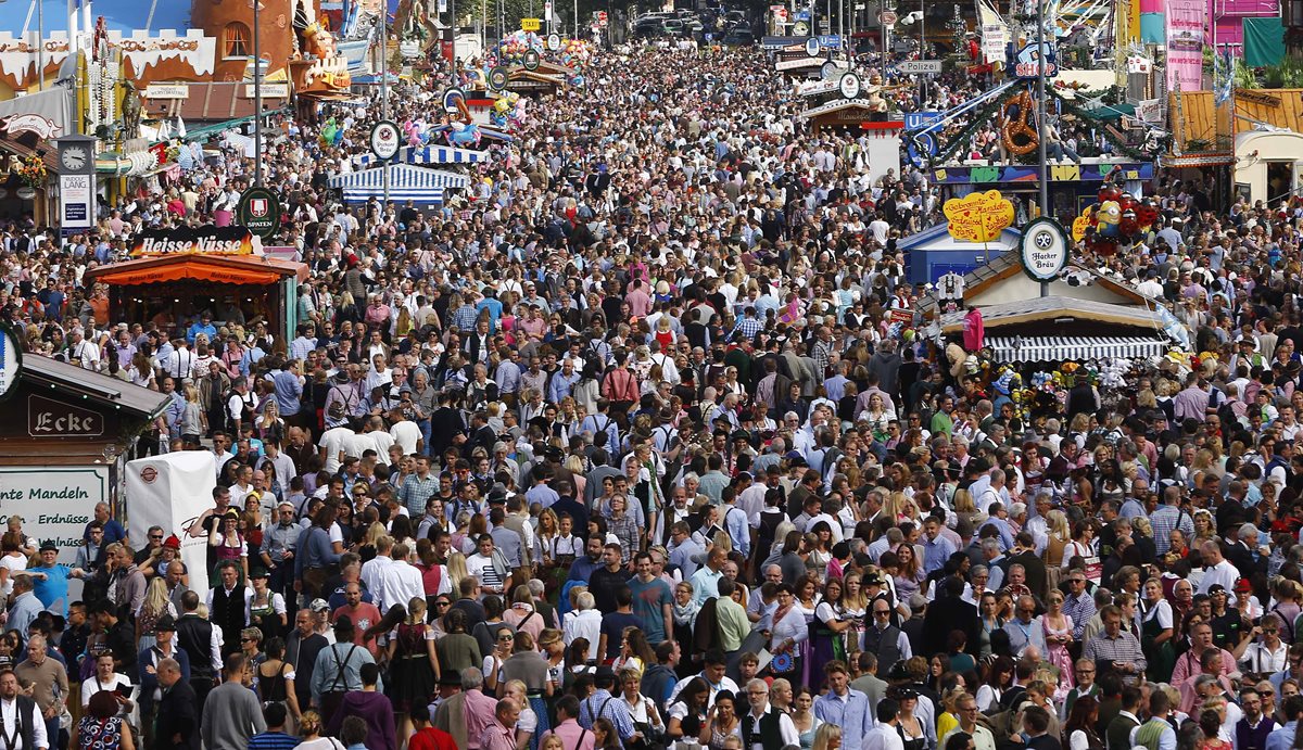 La tradicional feria de la cerveza alemana abrió sus puertas este sábado para recibir miles de visitantes. (Foto Prensa Libre: AP)