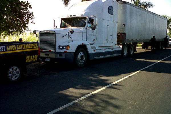 Tráiler varado en km 55 de la autopista Palín-Escuintla. (Foto Prensa Libre)<br _mce_bogus="1"/>