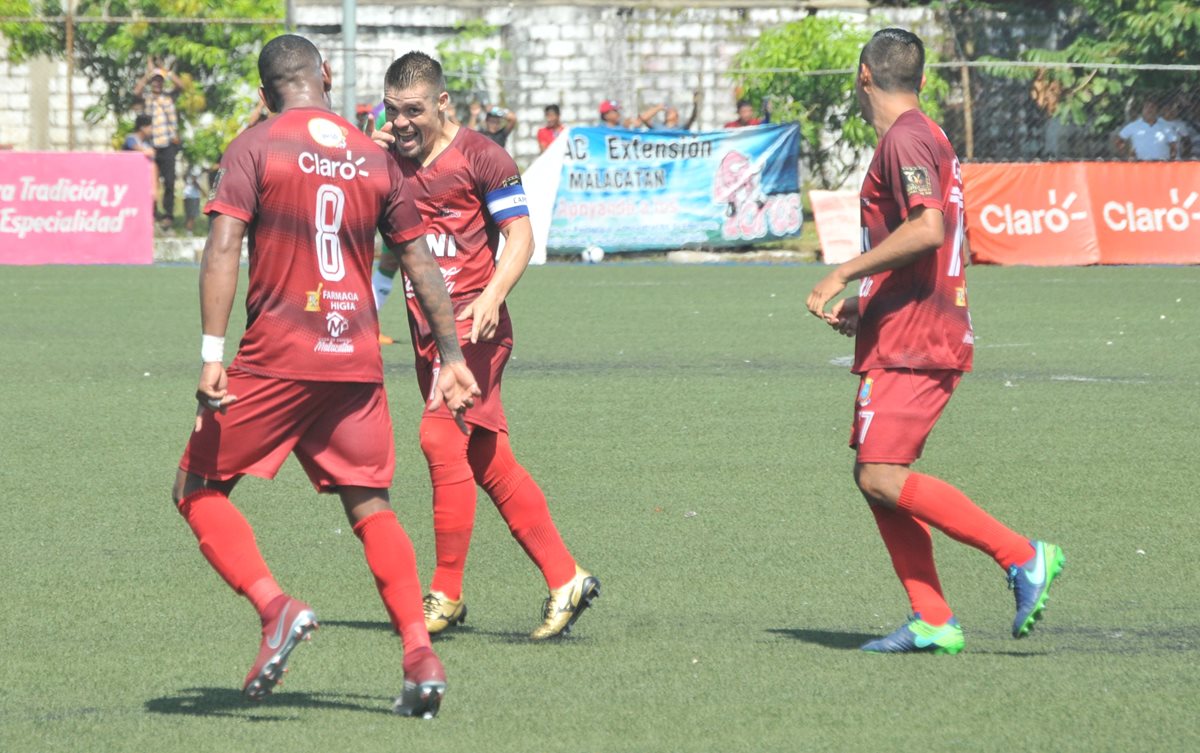 Edward Santeliz celebra después de anotar el 2-0 para Malacateco.