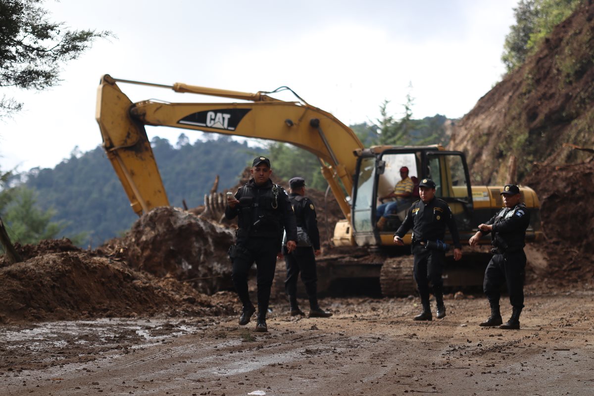 La Policía y el Ejército resguardan el área para prohibir el paso de peatones. (Foto Prensa Libre: Mike Castillo)