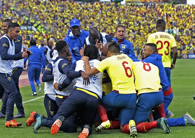 La Selección de Ecuador celebra el triunfo contra Uruguay en la clasificación de Conmebol. (Foto Prensa Libre: AFP)