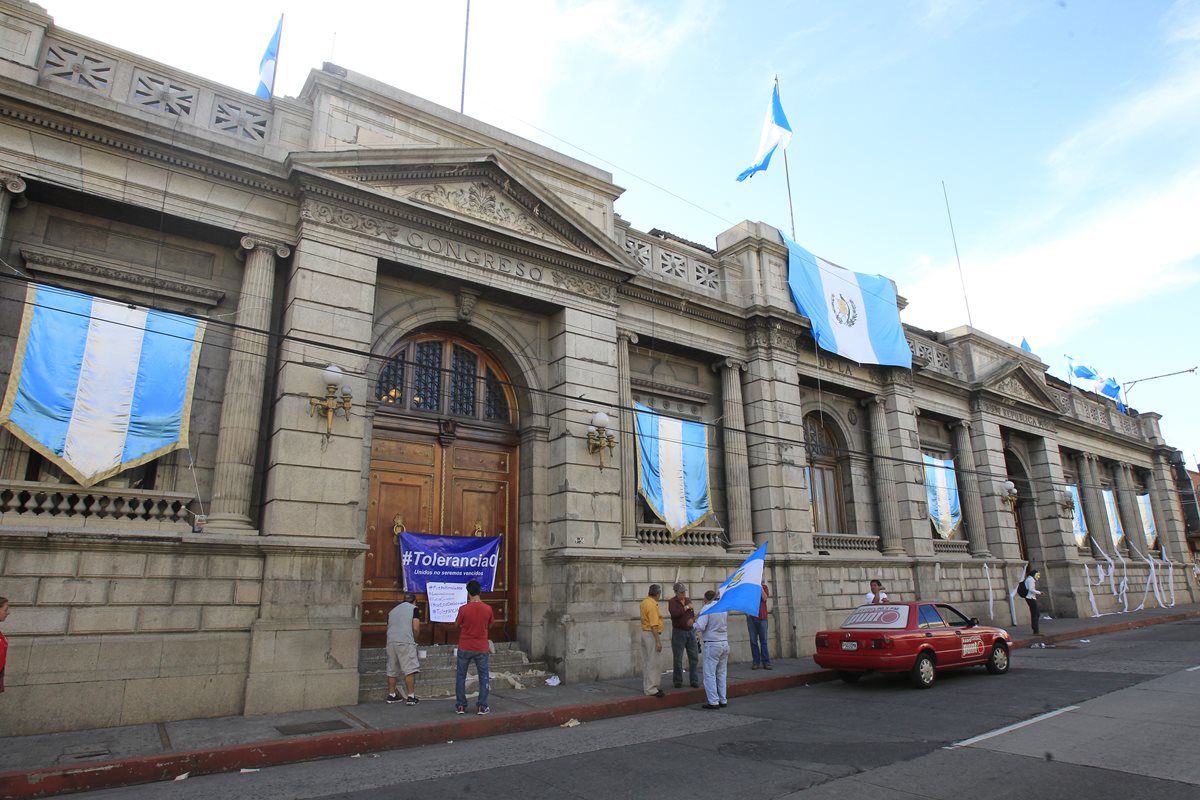 Fachada del Congreso, donde el sábado pasado varias personas acudieron a manifestar en contra de diputados señalados y contra la corrupción. (Foto Prensa Libre: Hemeroteca PL)