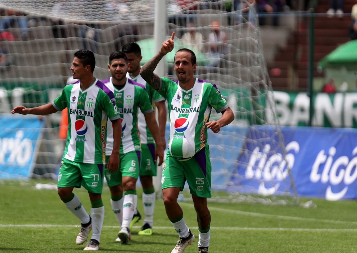 El argentino Pablo Mingorance celebra después de anotar contra Deportivo Chiantla.(Foto Prensa Libre: Carlos Vicente)