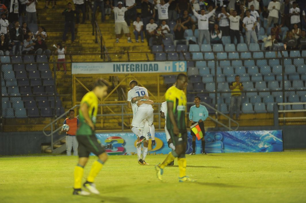 Manfred Russell es felicitado por Emiliano López luego de su anotación. (Foto Prensa Libre: Edwin Fajardo)