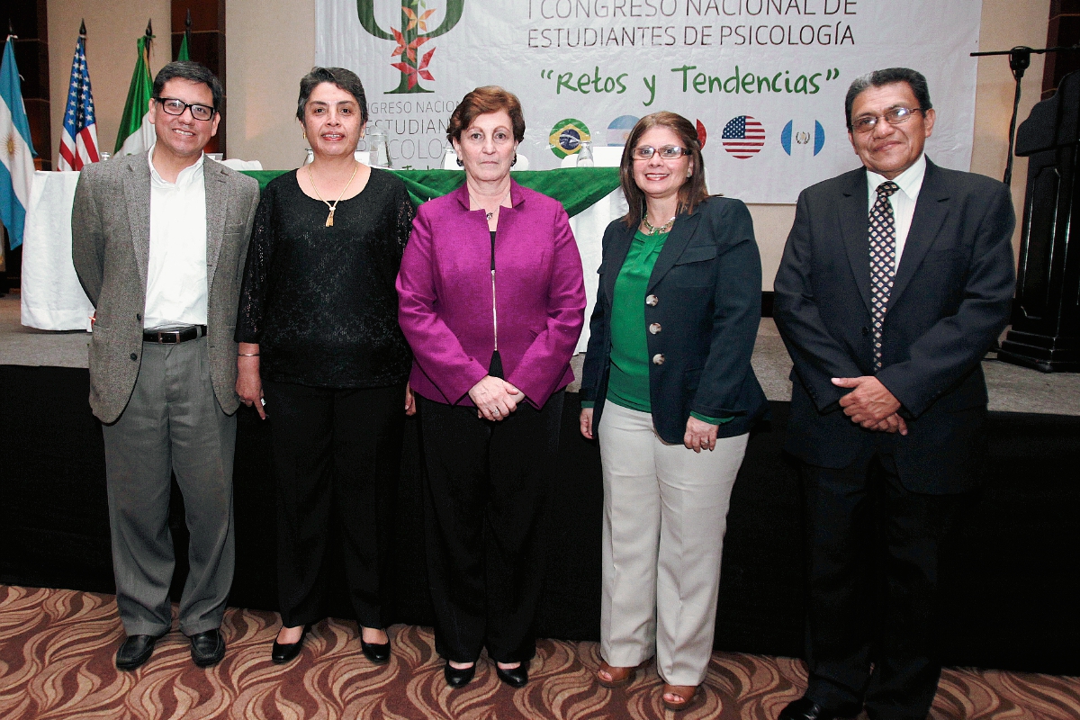 Hosy Orozco, Georgina de Jurado, directora del departamento de Psicología de la URL; Hilda de Mazariegos, decana de la facultad de Humanidades de la URL; Irene Ruiz y Ángel Velásquez. (Foto Prensa Libre: Edwin Castro)