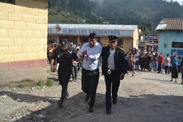 Un hombre con dos identidades y que se hacía pasar como supuesto contratista fue detenido en Sololá. (Foto Prensa Libre: Edgar René Saenz)<br _mce_bogus="1"/>