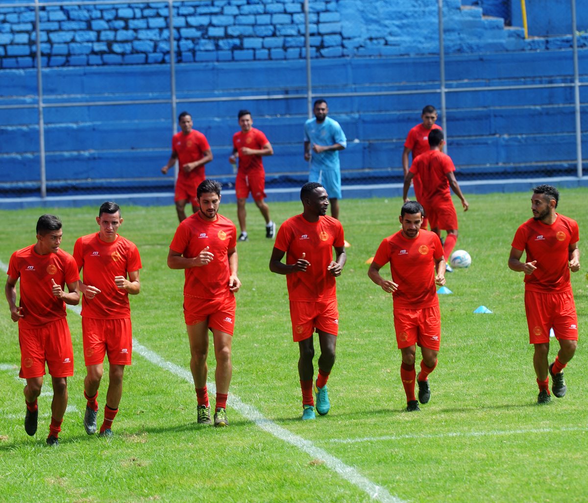 Los rojos viajaron este viernes hacia Quetzaltenango para disputar el crucial duelo contra Xelajú MC. (Foto Prensa Libre: Edwin Fajardo).