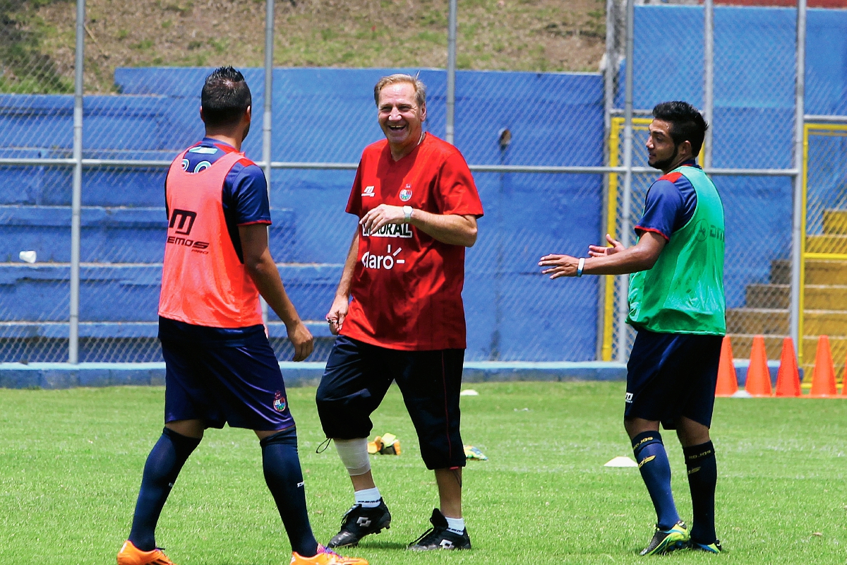 Enzo Trossero captado en el entreno de Municipal del viernes 24 de abril de 2015, previo al clásico 286. (Foto Prensa Libre: Edwin Fajardo)