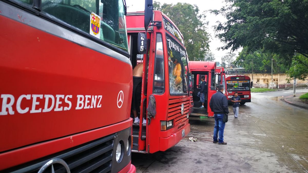 Pilotos se reúnen para hacer una caravana. (Foto Prensa Libre: Estuardo Paredes)