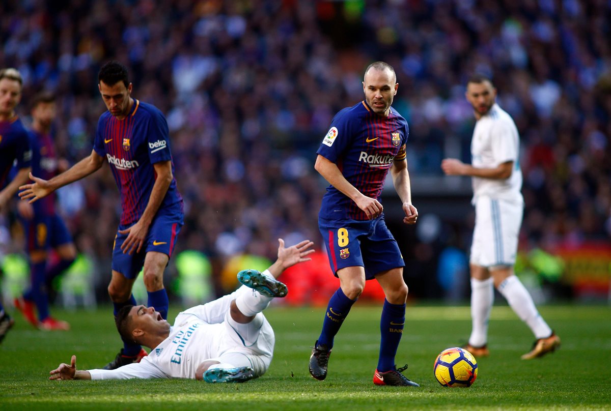 Andrés Iniesta estuvo atento durante el encuentro y defendió muy bien los balones. (Foto Prensa Libre: AFP)