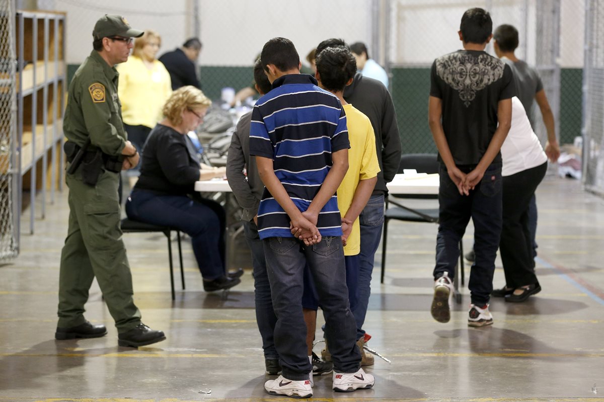 Niños indocumentados dan información a los agentes del Servicio de Inmigración de EEUU.(Foto Prensa Libre: AP).