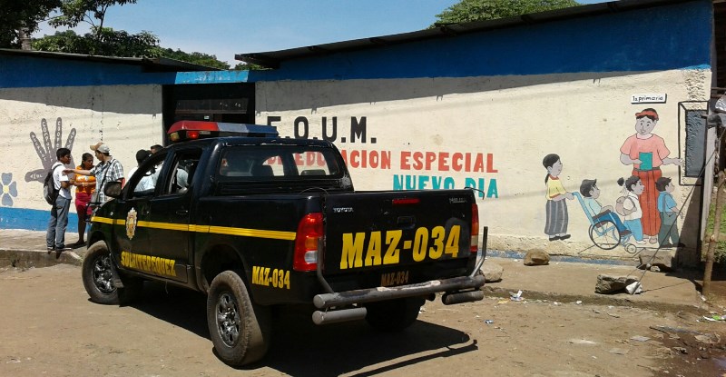 Agentes de la Policía Nacional Civil llegan al lugar y realizan operativos para dar con los responsables. (Foto Prensa Libre: Melvin Popá)