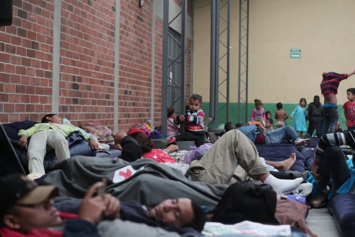 Hondureños descansan en la capital luego de tres días de viaje. (Foto Prensa Libre: Juan Diego González)
