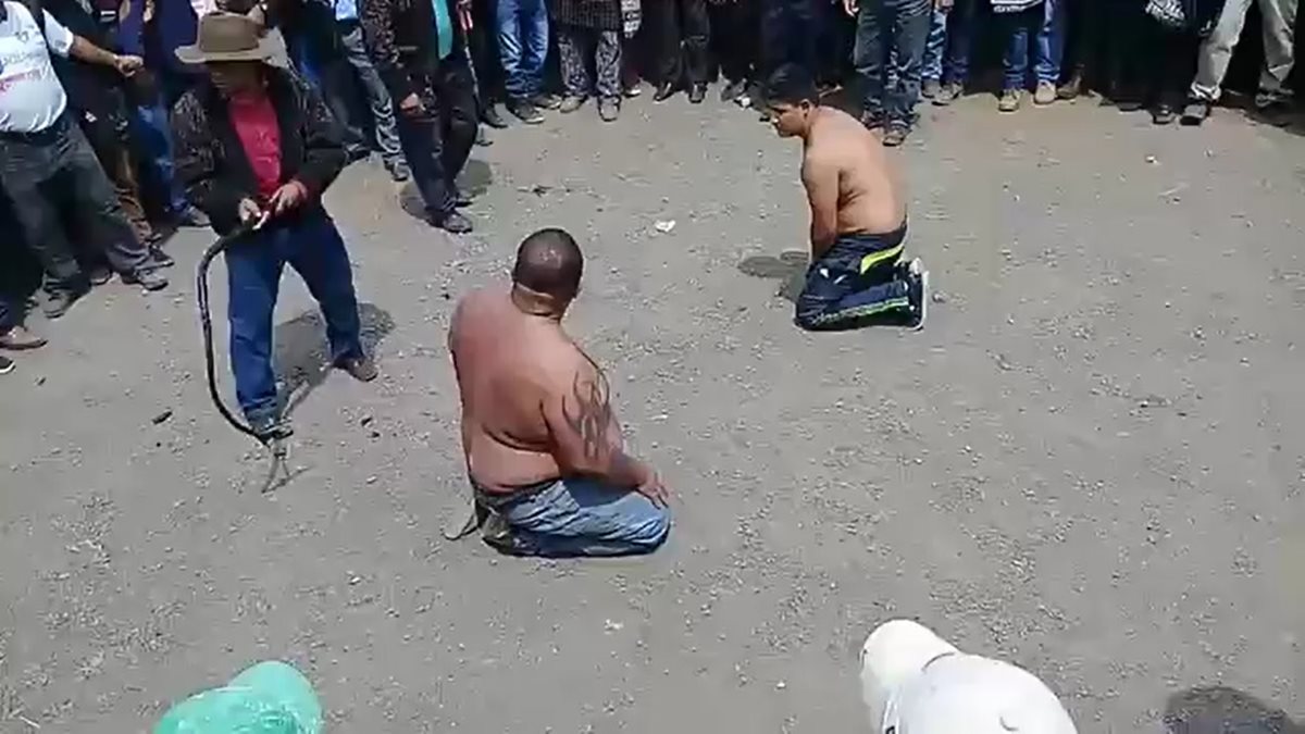 Pobladores de la aldea Chaquijyá pidieron a las autoridades indígenas castigar con 50 azotes a presuntos delincuentes. (Foto Prensa Libre: Héctor Cordero)