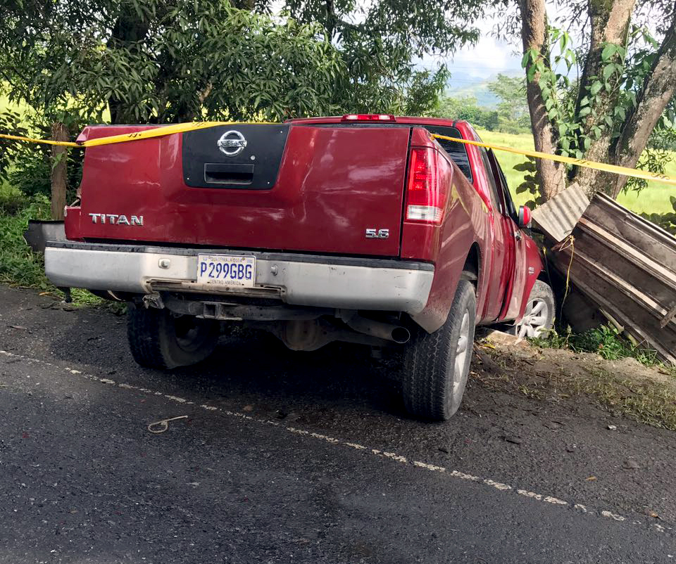 Picop en el que viajaban las dos personas que perdieron la vida en el accidente. (Foto Prensa Libre: Dony Stewart)