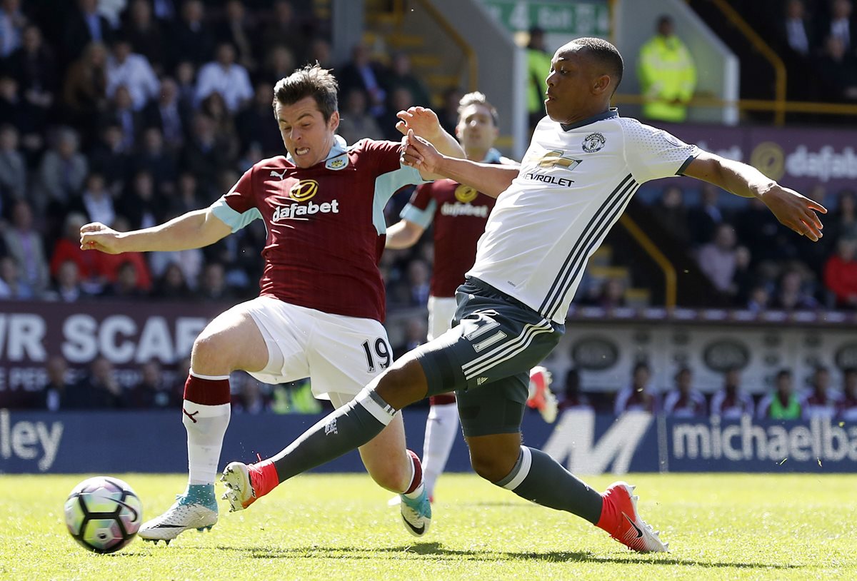 Joey Barton en acción frente Anthony Martial, en el partido del domingo recién pasado entre el Burnley y el Manchester United. (Foto Prensa Libre: AP)