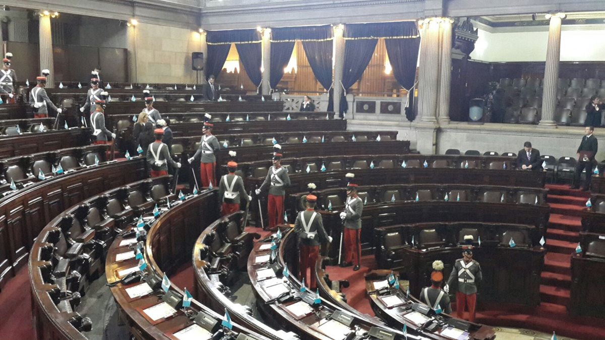 Congreso elegirá hoy al nuevo vicepresidente de una terna de candidatos propuesta por el presidente Alejandro Maldonado Aguirre. (Foto Prensa Libre: E. Bercian)