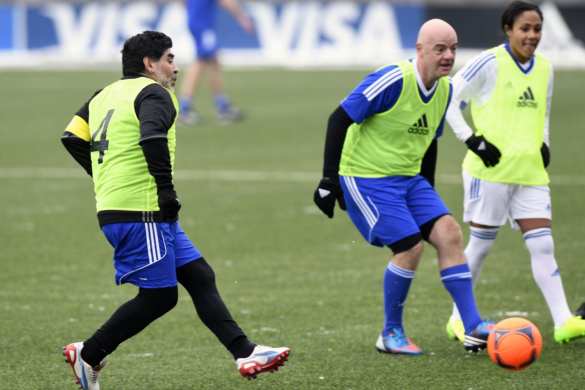 El exjugador argentino Diego Maradona y Gianni Infantino, presidente de la Fifa, compartieron en el mismo equipo. (Foto Prensa Libre: AFP)