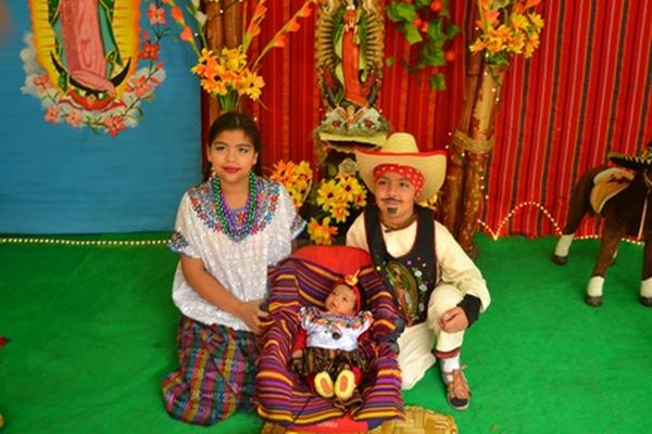 Según la tradición,  los fieles visten  a sus hijos durante siete años con trajes típicos. (Foto Prensa Libre: Ángel Elías)