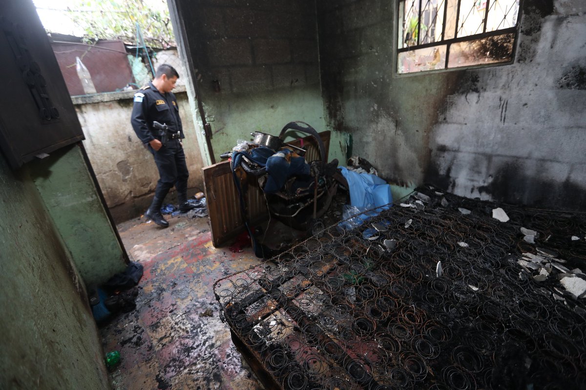 El incendio registrado en una casa de la colonia la Verbena destruyó una cama, un carruaje y otros objetos personales de la familia. (Foto Prensa Libre: Óscar Rivas)