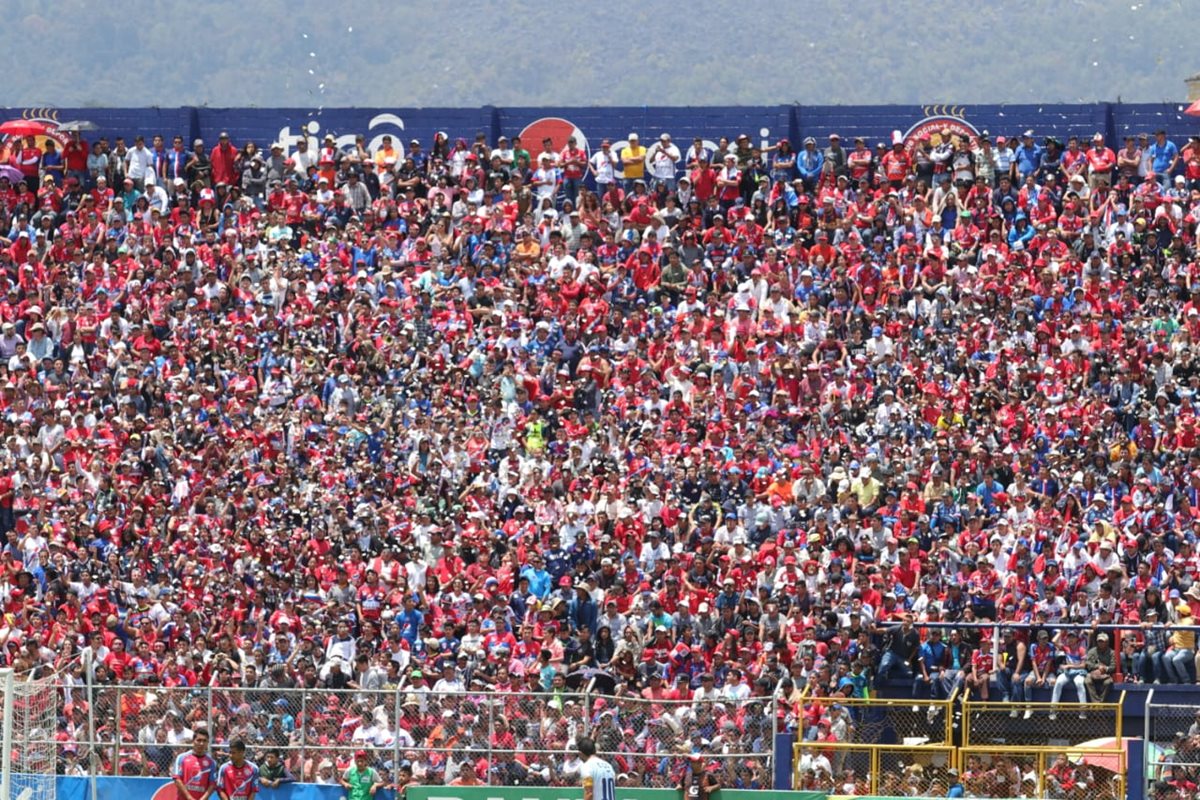 El apoyo de los chivos fue en buen número. (Foto Prensa Libre: Raúl Juárez)