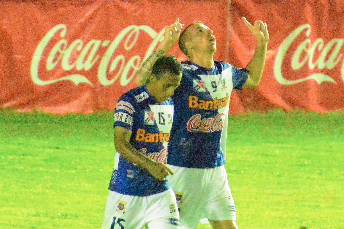 Emiliano López celebra una de sus anotaciones junto a Pablo Barros -Izq.- (Foto Prensa Libre: Omar Méndez).