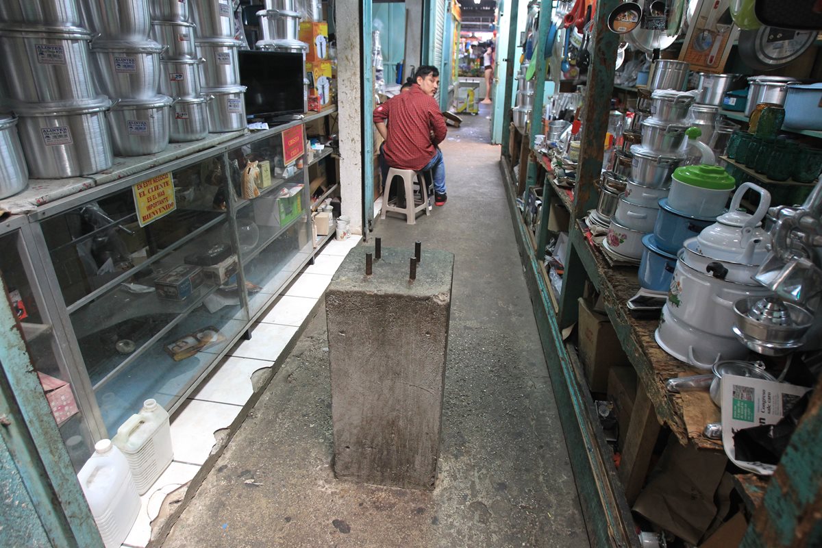 La construcción del entrepiso en el mercado El Guarda otorgaría 314 locales comerciales nuevos. (Foto Prensa Libre: Hemeroteca PL)