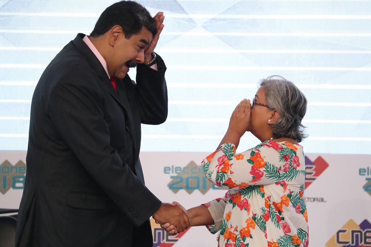 El presidente venezolano, Nicolás Maduro, reacciona junto a la presidenta del Consejo Nacional Electoral, Tibisay Lucena, luego de recibir la credencial como mandatario electo de Venezuela para el período 2019-2025. (Foto Prensa Libre: EFE)