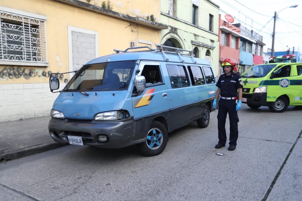 El piloto fue herido de bala y falleció en el Hospital San Juan de Dios. (Foto Prensa Libre: Óscar Rivas)