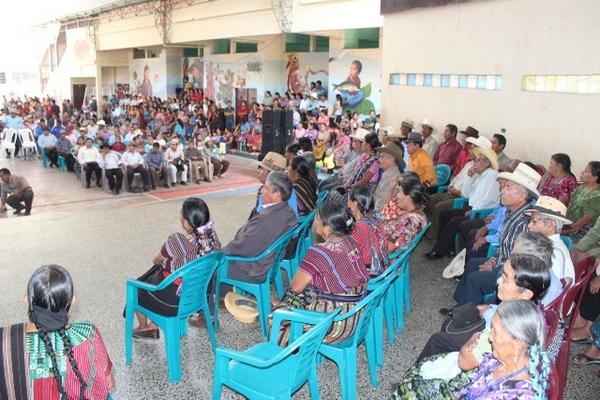 Pobladores de San Juan La Laguna, Sololá, rechazan postura de la PDH sobre retiro de judíos. (Foto Prensa Libre: Édgar Sáenz) 