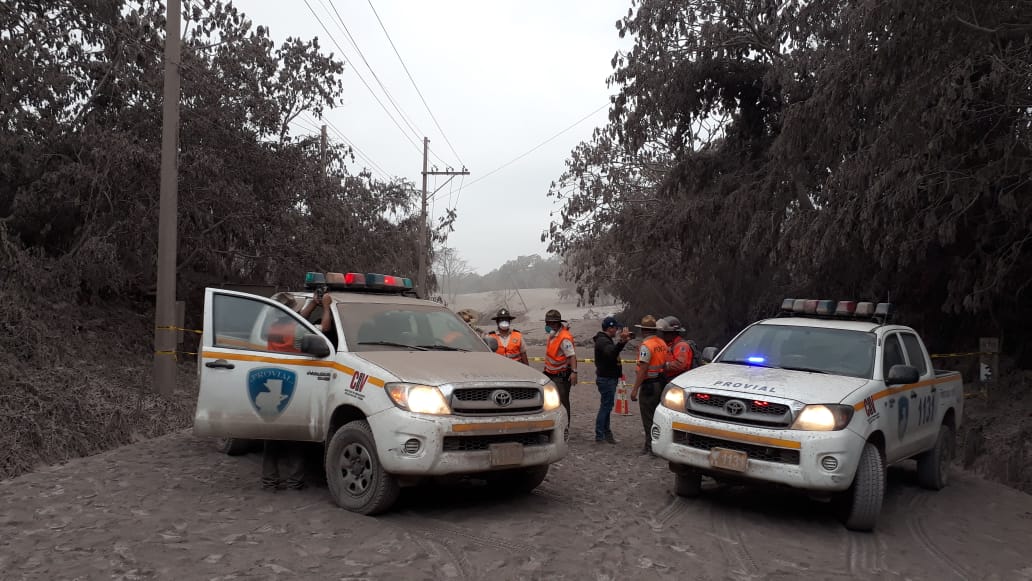 El puente las Lajas, km 93 de la Ruta Nacional 14, El Rodeo, Escuintla, quedó bajo toneladas de material volcánico. (Foto Prensa Libre: Renato Melgar)